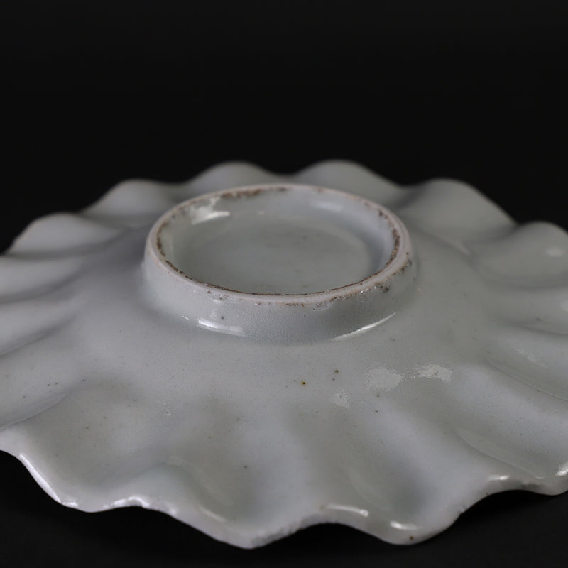 White porcelain edge wave plate set by Soichiro Maruta