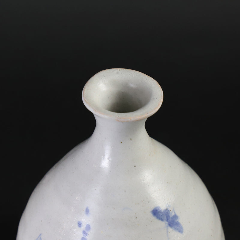 Maruta Soichi Gallery Blue and white sake bottle 1