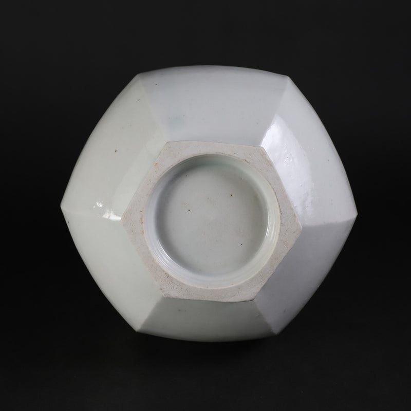 White porcelain vase No.11 by Naoto Yano