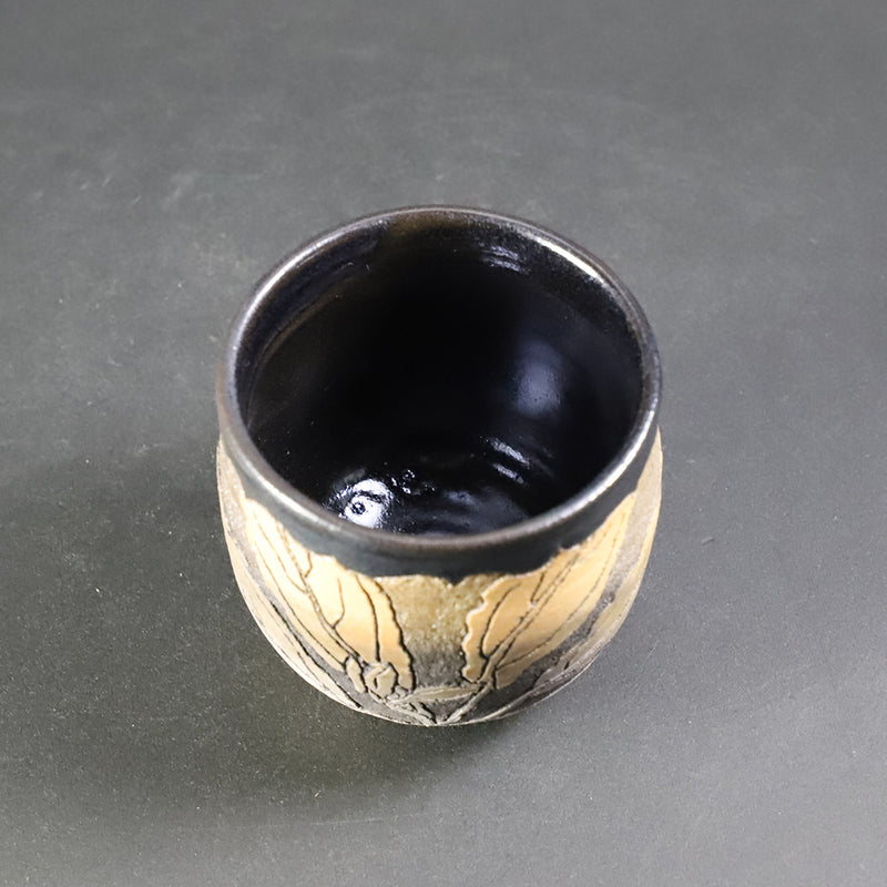 十四代中里太郎右衛門　作　唐津墨雲掻落し猪口　No.89