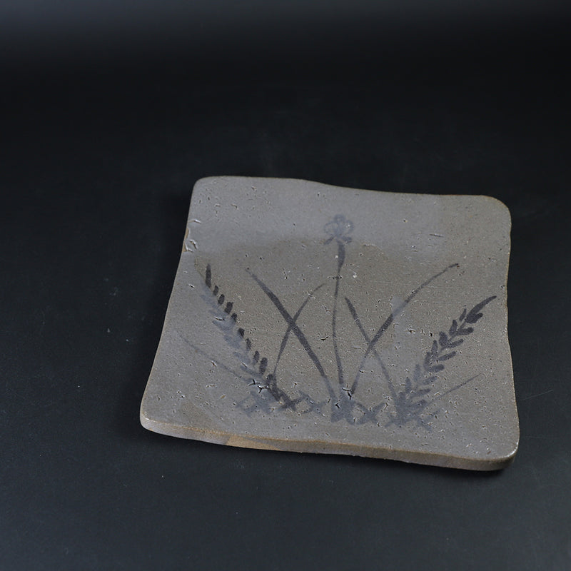 Painted Karatsu plate by the 14th generation Nakazato Tarouemon