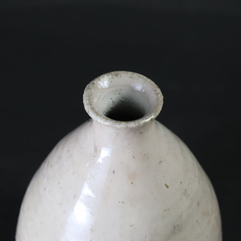 Madara Karatsu sake bottle made by the 14th generation Nakazato Tarouemon