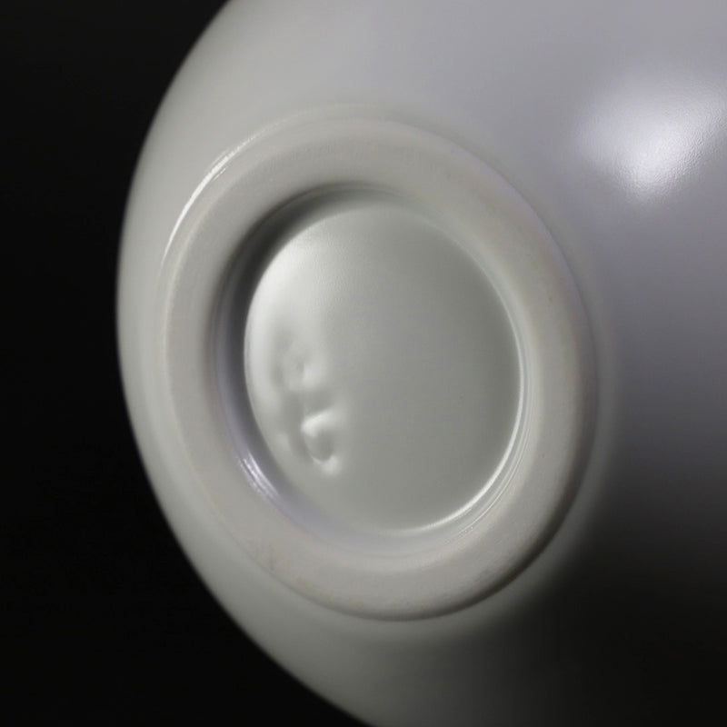 White porcelain vase by Seigo Nakamura