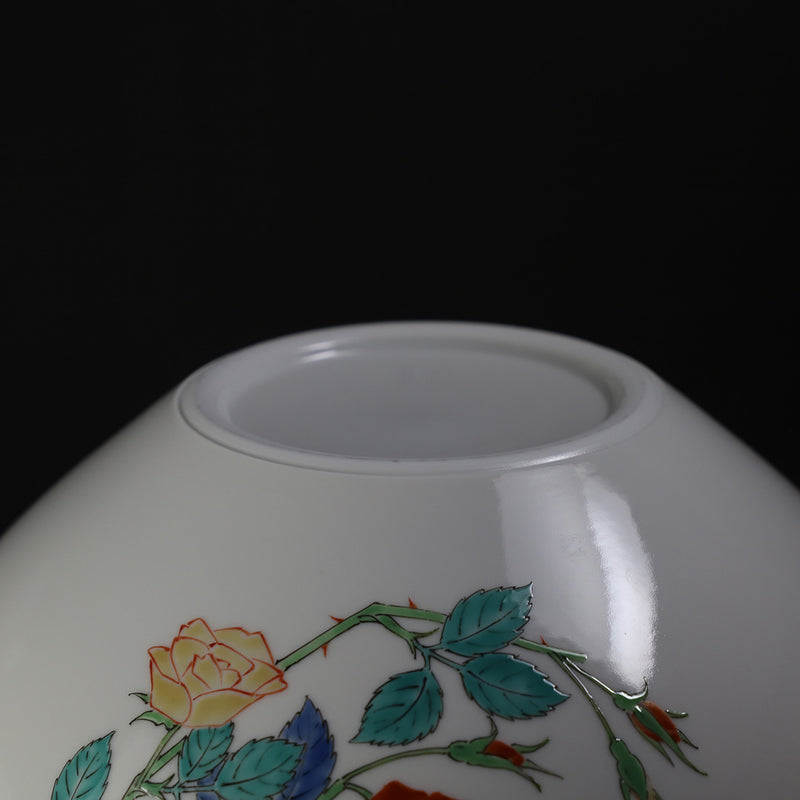 A vase with a rose motif made by the 15th generation Sakaida Kakiemon