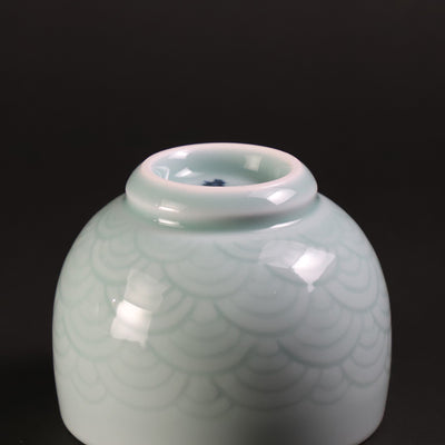 Manji Inoue's work, blue and white porcelain sake cup with blue sea wave pattern (large)