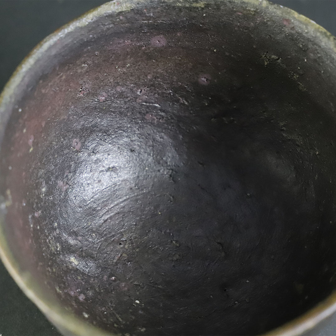 丸田宗彦 作 唐津黒割高台茶盌 No.1 – ギャラリー一番館オンラインショップ