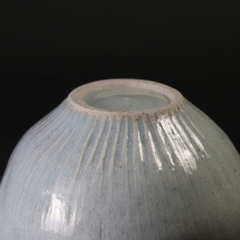岡本修一　作　青白磁鎬片口