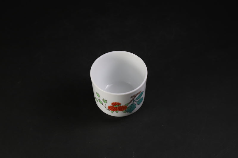 A sake cup with a strawberry design by the 15th generation Sakaida Kakiemon