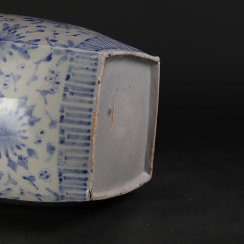 Square blue and white vase by Maruta Soichi Gallery No.12