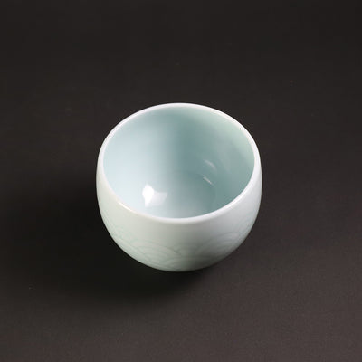 Manji Inoue's work, blue and white porcelain sake cup with blue sea wave pattern (large)