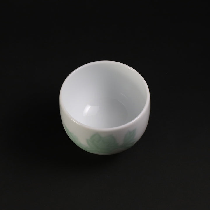 井上萬二 作 白磁緑釉辛夷彫文ぐい呑(小) – ギャラリー一番館