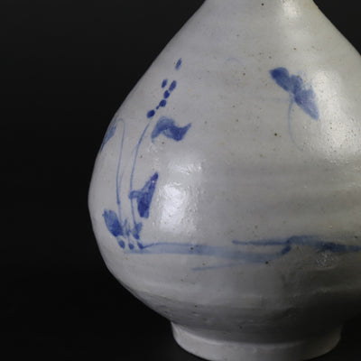 Maruta Soichi Gallery Blue and white sake bottle 1