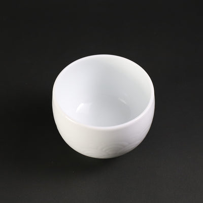 Manji Inoue's work, white porcelain sake cup with blue sea wave pattern (large)