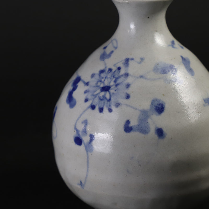 Maruta Soichi Gallery Blue and white sake bottle 2