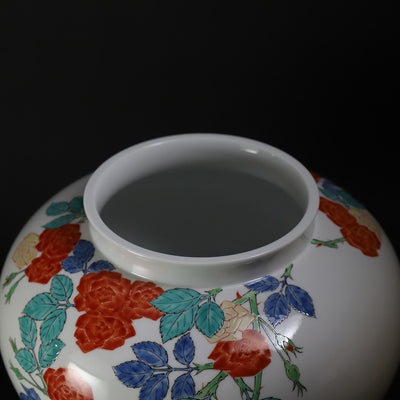 A vase with a rose motif made by the 15th generation Sakaida Kakiemon
