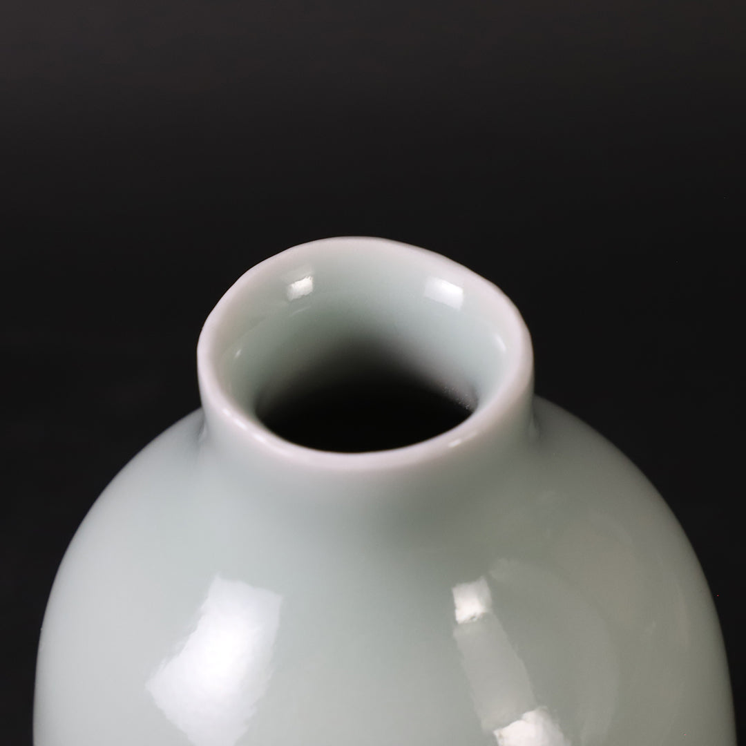 華道】有田焼 中村清六造 白磁牡丹彫庵 鶴首花瓶（共箱）【送料