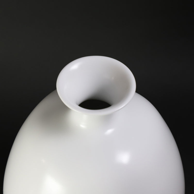 White porcelain vase by Seigo Nakamura