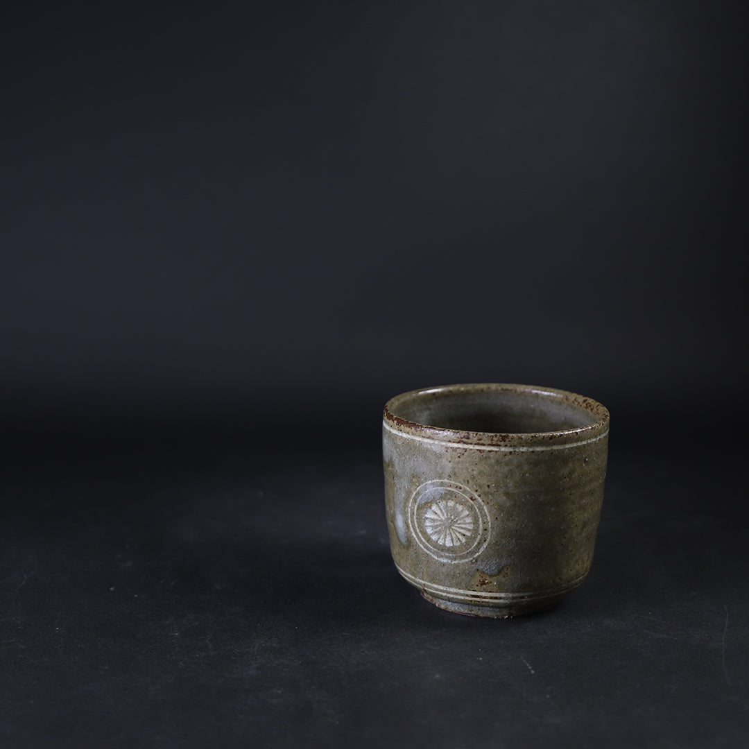 武末日臣 作 狂言袴湯呑 No.33 – ギャラリー一番館オンラインショップ