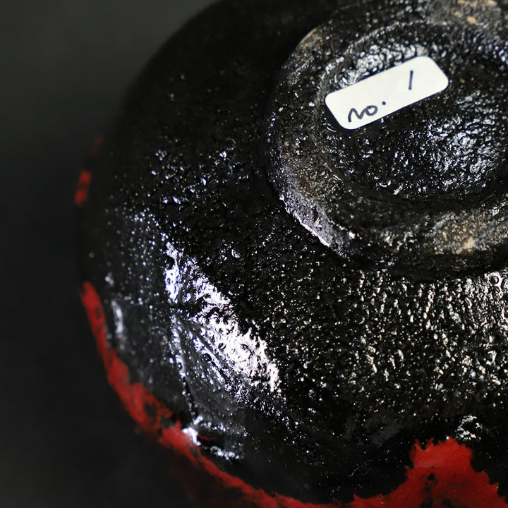 十四代中里太郎右衛門 作 叩き唐津黒紅茶盌 – ギャラリー一番館