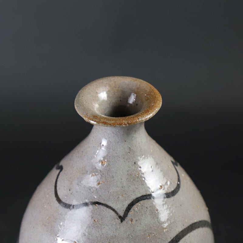 Painted Karatsu sake bottle by the 14th generation Nakazato Tarouemon