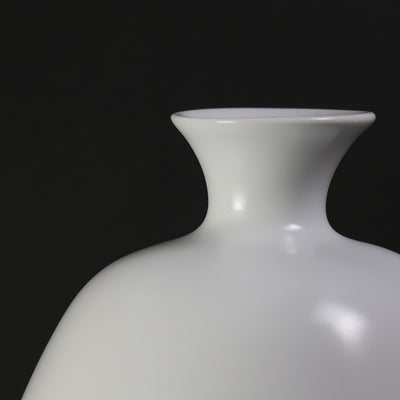 White porcelain vase by Seigo Nakamura