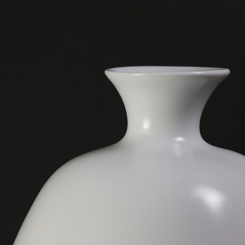 White porcelain vase by Seigo Nakamura