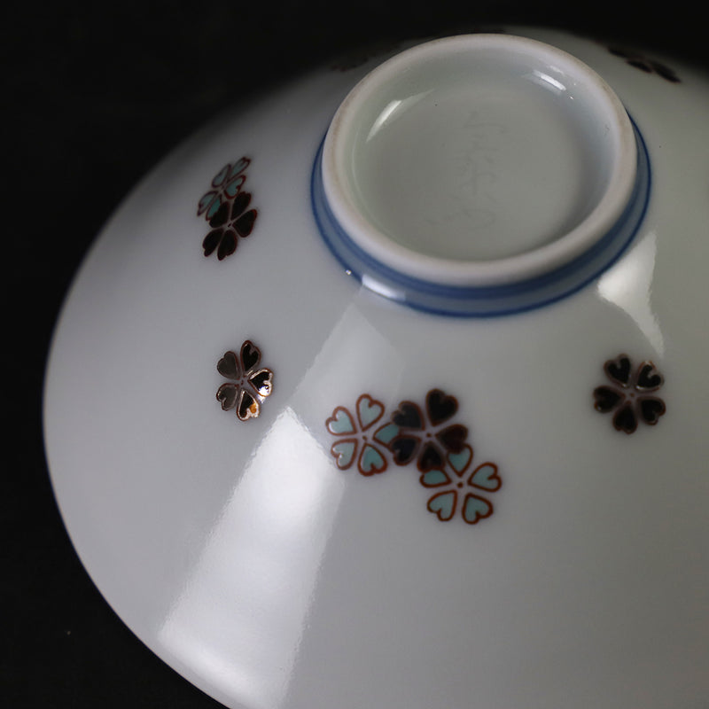 A colored, indigo-colored, ink-splattered, floral design cup by the 14th generation Imaizumi Imaemon