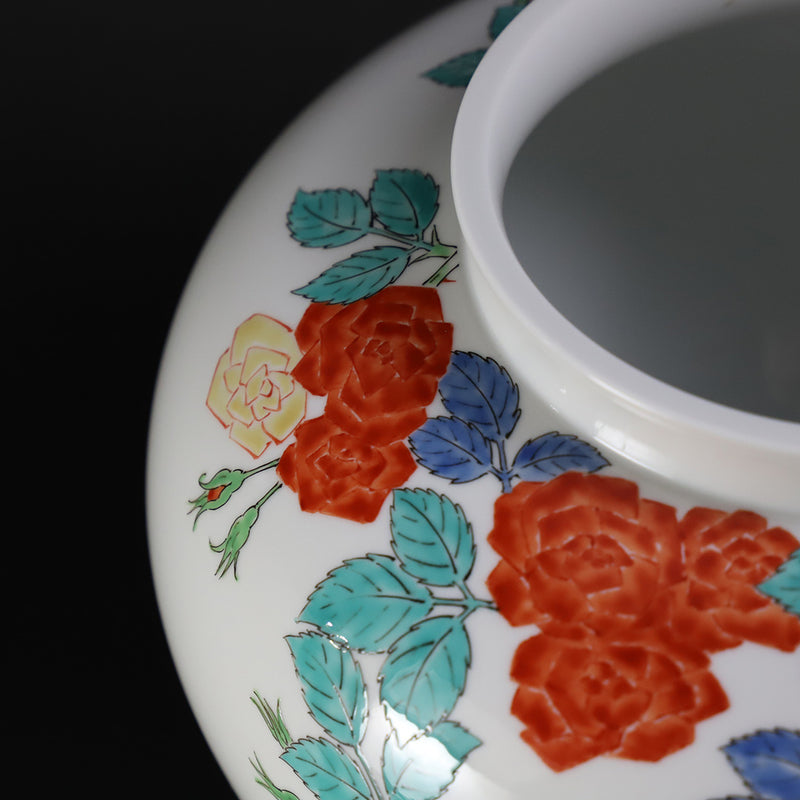 A vase with a rose motif made by the 15th generation Sakaida Kakiemon