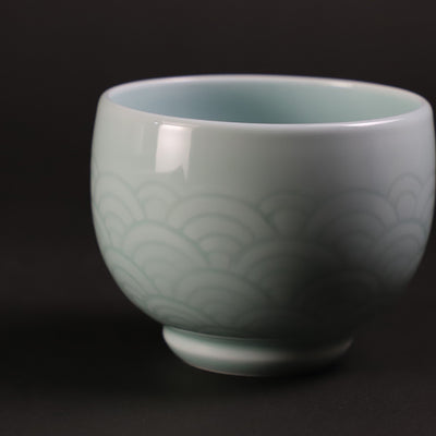 Manji Inoue's work, blue and white porcelain sake cup with blue sea wave pattern (large)