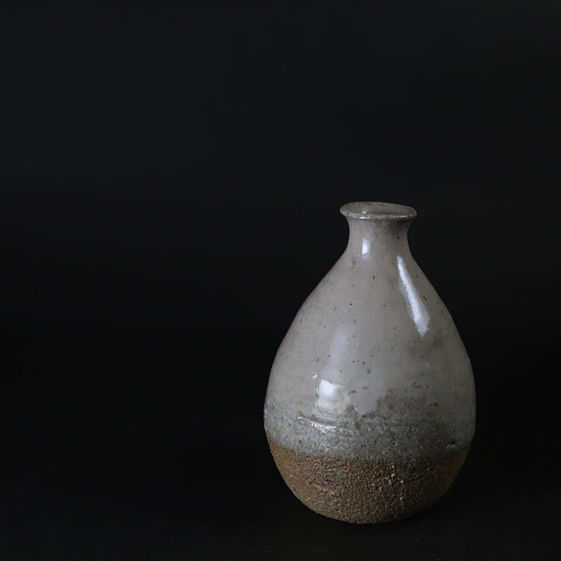 Madara Karatsu sake bottle made by the 14th generation Nakazato Tarouemon