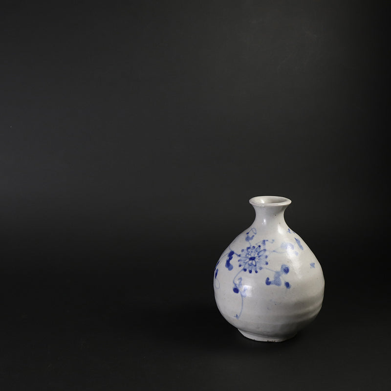 Maruta Soichi Gallery Blue and white sake bottle 2