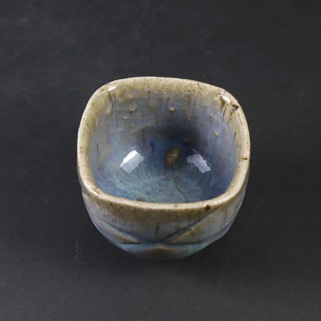 岡本修一 作 灰釉四方彫ぐい呑 – ギャラリー一番館オンラインショップ