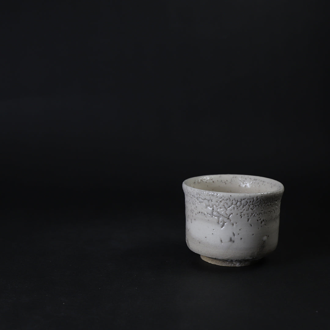 内村慎太郎 作 雨漏堅手たちぐい呑 No.19 – ギャラリー一番館