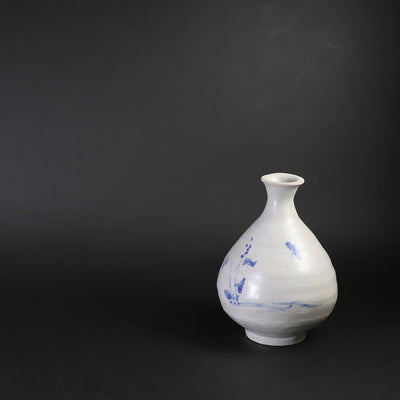 Maruta Soichi Gallery Blue and white sake bottle 1