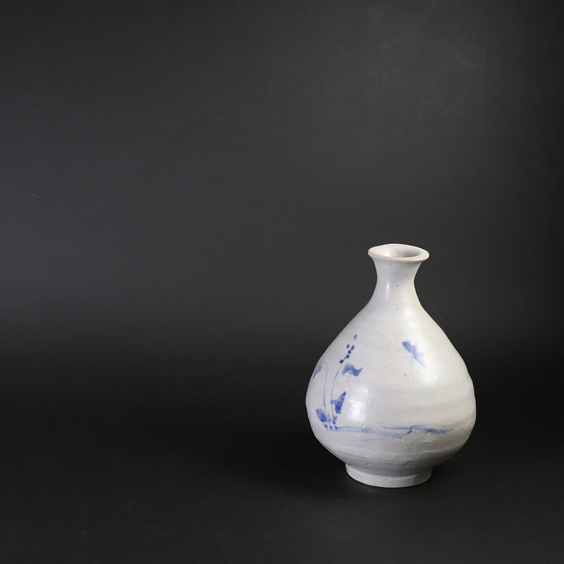 Maruta Soichi Gallery Blue and white sake bottle 1