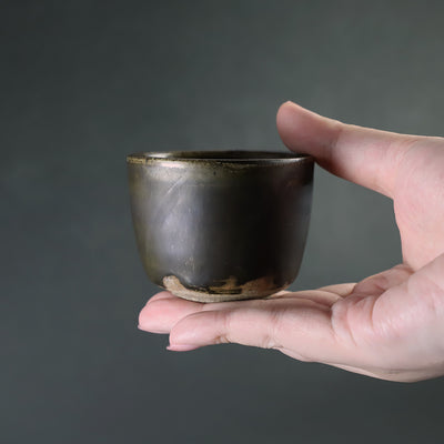 土屋由紀子　作　黒唐津筒杯