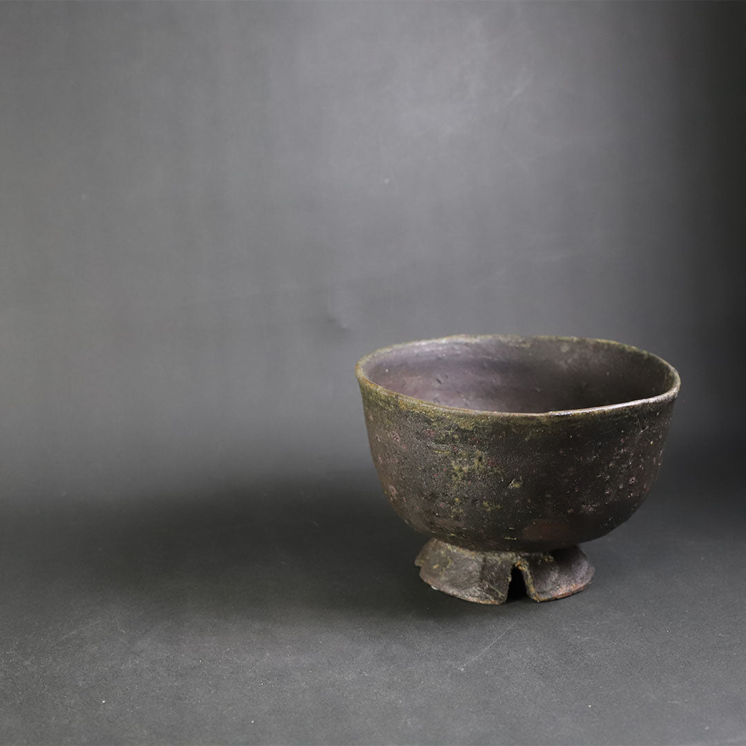 丸田宗彦「唐津黒茶盌」 丸田宗彦 作 唐津黒割高台茶盌 No.1 – ギャラリー一番館オンラインショップ