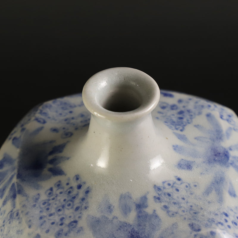 Square blue and white vase by Maruta Soichi Gallery No.12