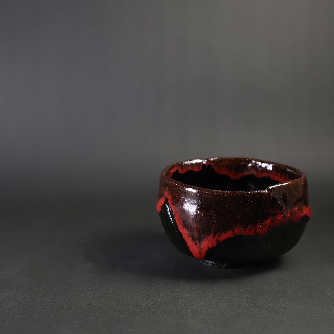 十四代中里太郎右衛門 作 叩き唐津黒紅茶盌 – ギャラリー一番館