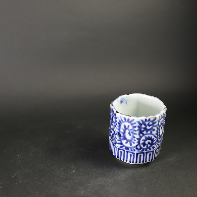 Fukusen Kiln Octopus Arabesque Beveled Teacup (Small)