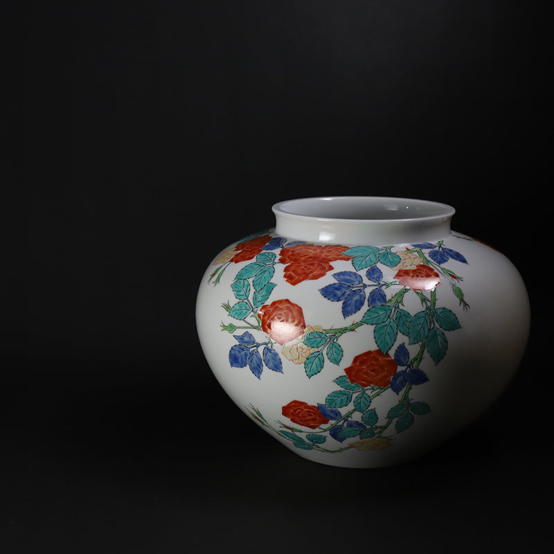 A vase with a rose motif made by the 15th generation Sakaida Kakiemon