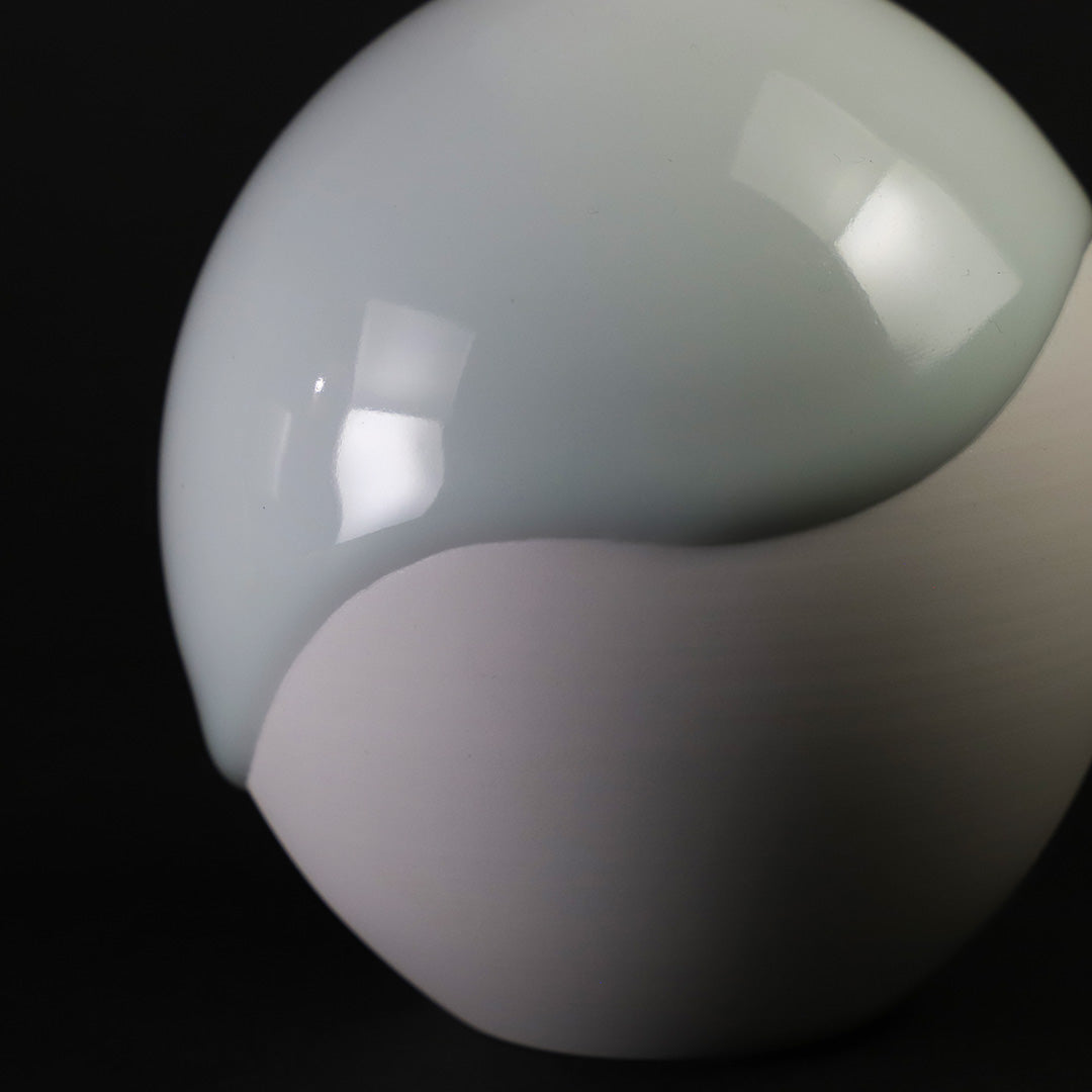 Blue porcelain vase by Akio Momota – ギャラリー一番館オンライン