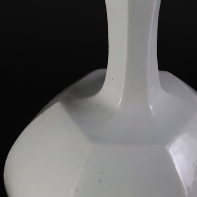 White porcelain vase No.11 by Naoto Yano