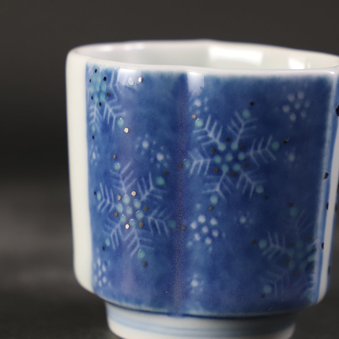 十四代今泉今右衛門 作 色絵雪花吹墨墨はじき雪白樺文ぐい呑