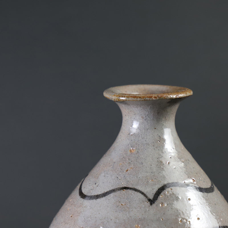 Painted Karatsu sake bottle by the 14th generation Nakazato Tarouemon