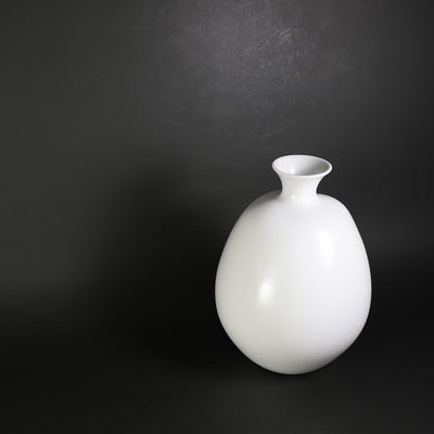 White porcelain vase by Seigo Nakamura