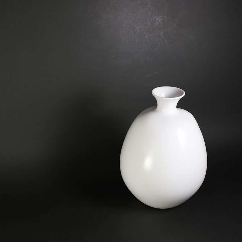 White porcelain vase by Seigo Nakamura