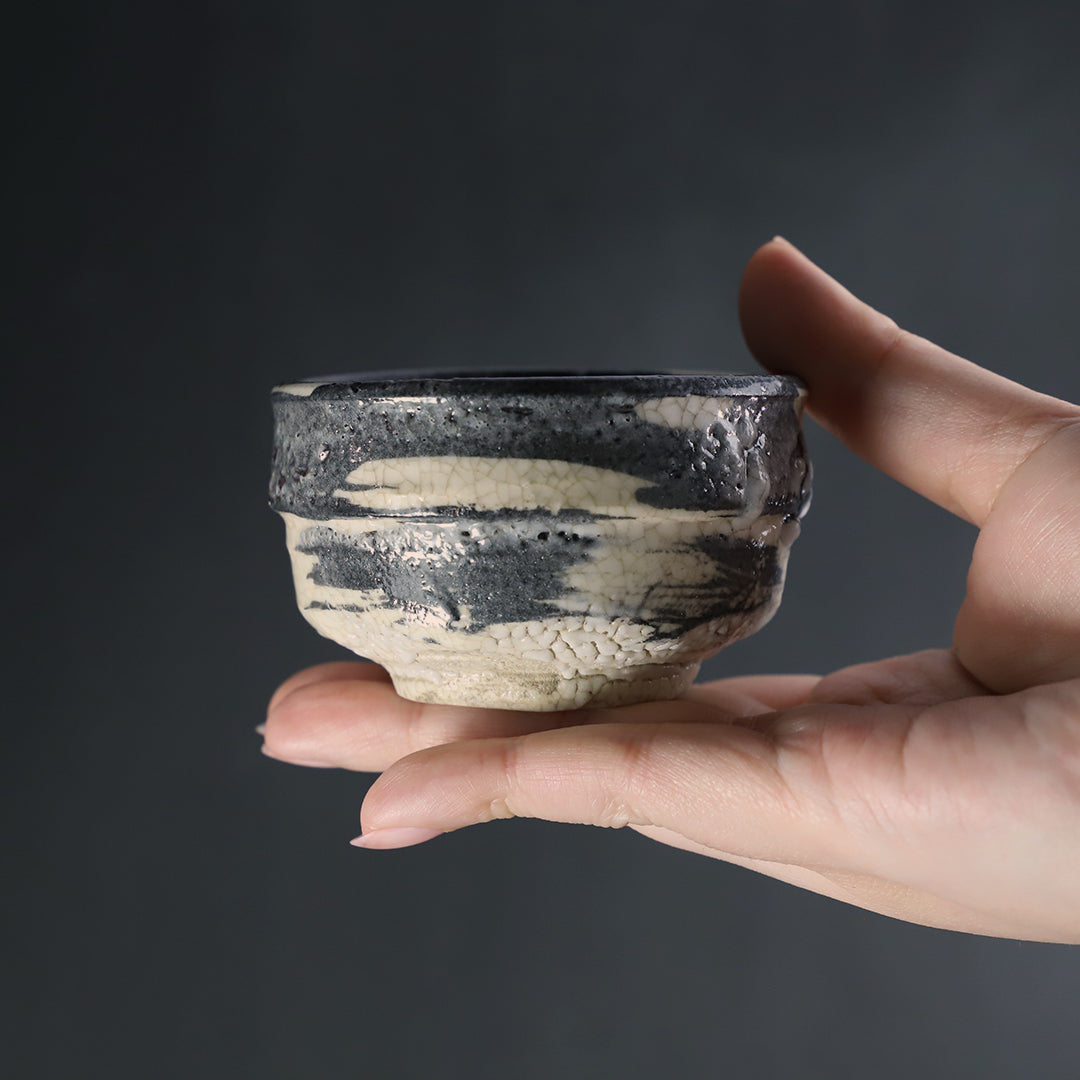 内村慎太郎 作 御所丸黒刷毛ぐい呑 No.76 – ギャラリー一番館