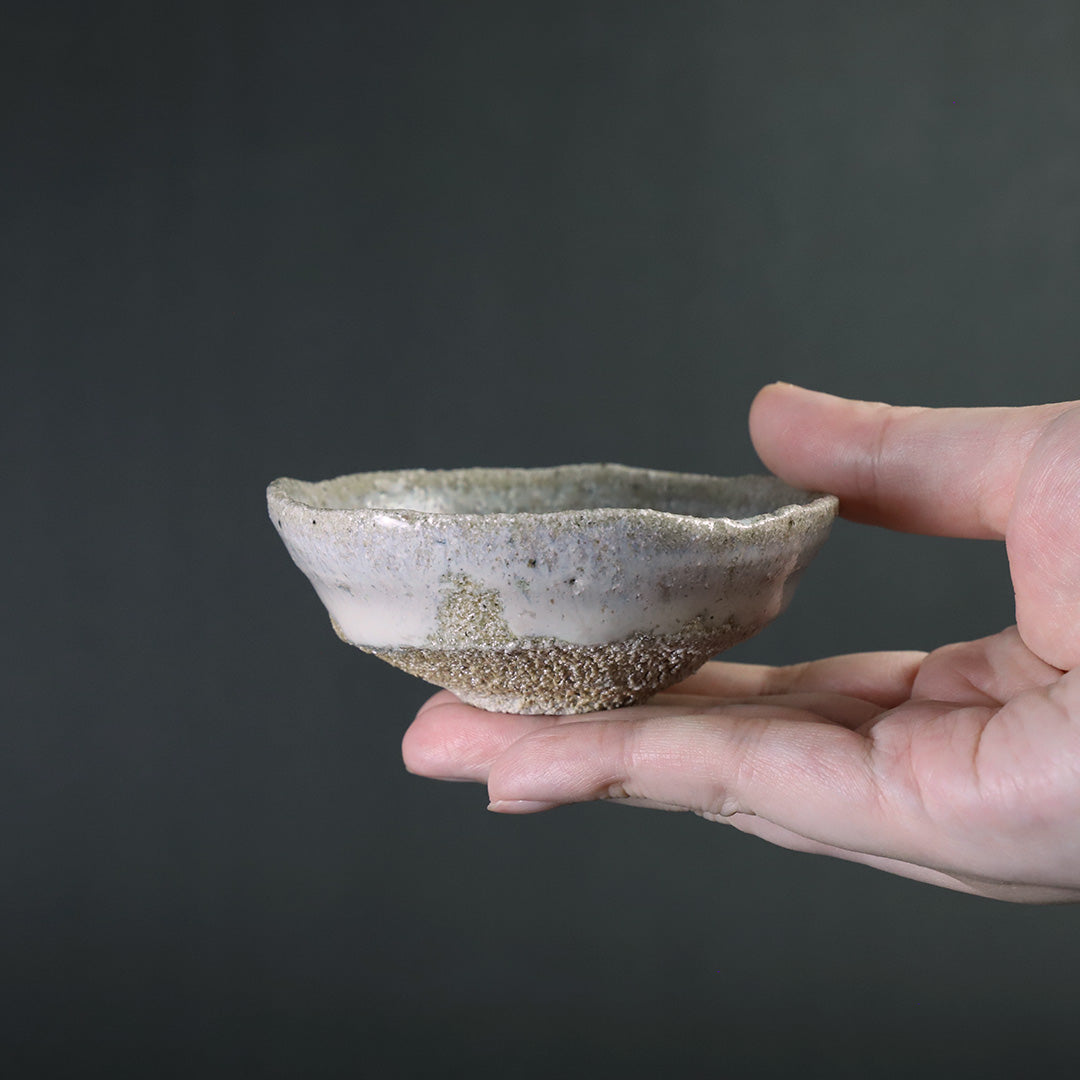 岡本作礼 作 斑唐津平ぐい呑（No.25） – ギャラリー一番館オンライン