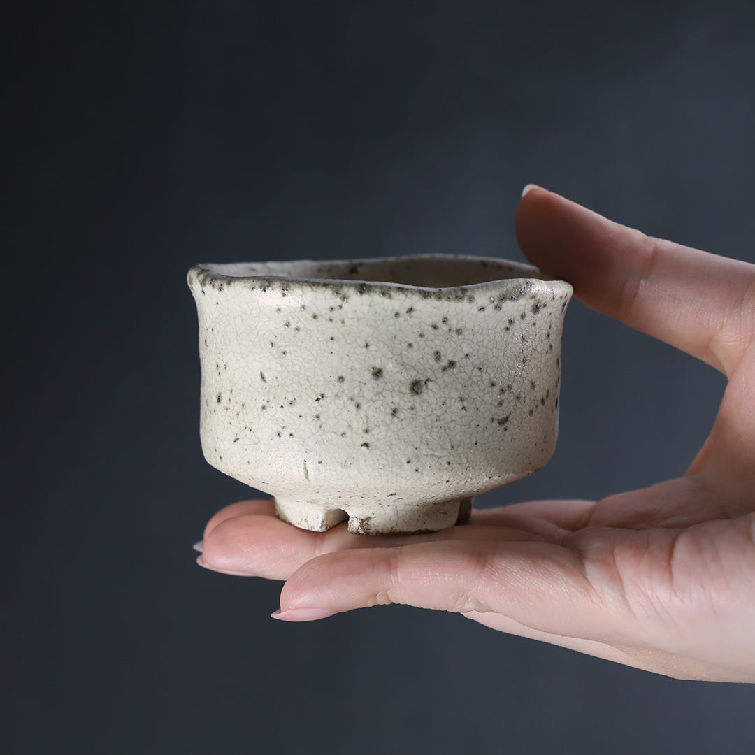 内村慎太郎 作 粉引割高台ぐい呑 No.79 – ギャラリー一番館オンライン